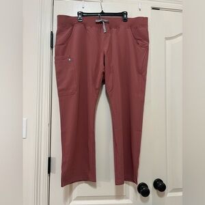 Figs Women’s Kade Cargo Pants Petite in Mauve